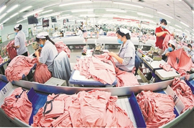 紡企訂單紛至沓來(lái)，工人生產(chǎn)熱潮涌動(dòng)，服裝產(chǎn)業(yè)迎來(lái)復(fù)蘇春風(fēng)